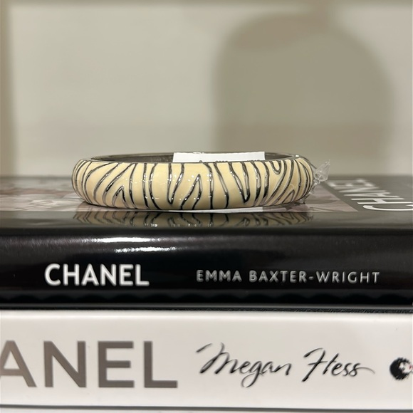 White bangle - Picture 2 of 9